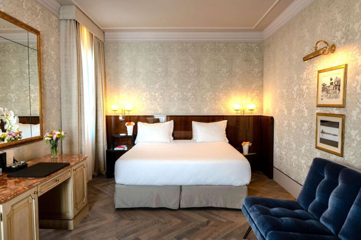 NH Collection Venezia Grand Hotel Palazzo dei Dogi-Junior suite pogled kanal.jpg