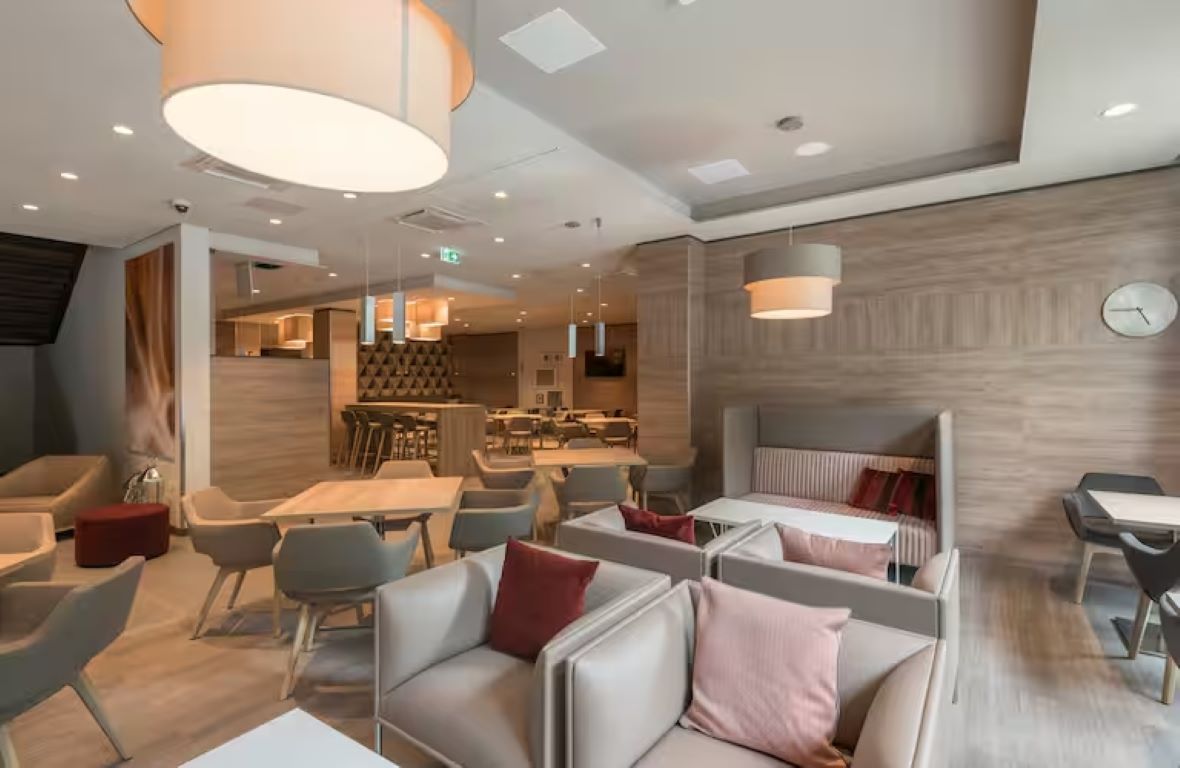Hampton by Hilton Frankfurt City Centre East-Lobby.jpg