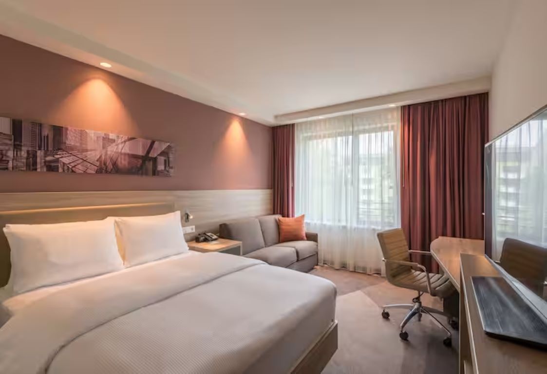 Hampton by Hilton Frankfurt City Centre East-Standardna soba sa sofom.jpg