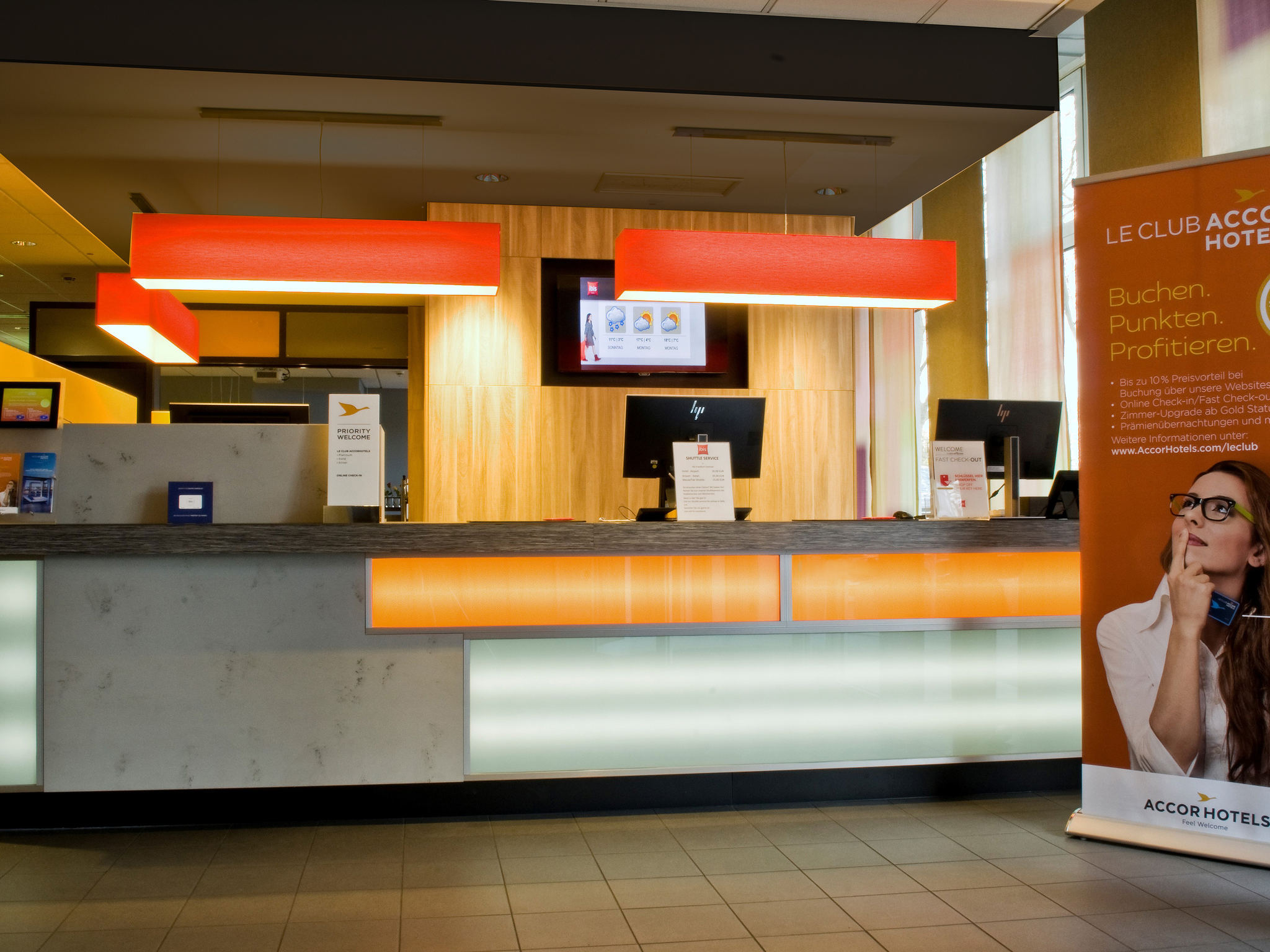 Ibis Frankfurt Centrum-Recepcija.jpg