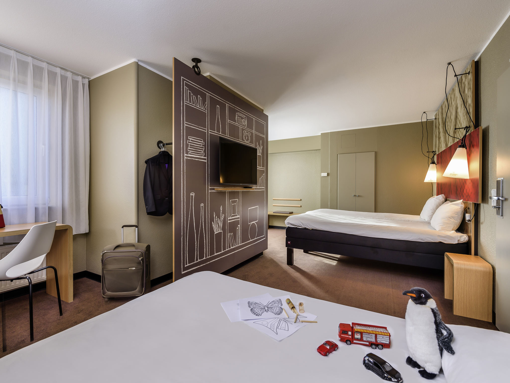 Ibis Frankfurt Centrum-Superior soba pogled reka.jpg