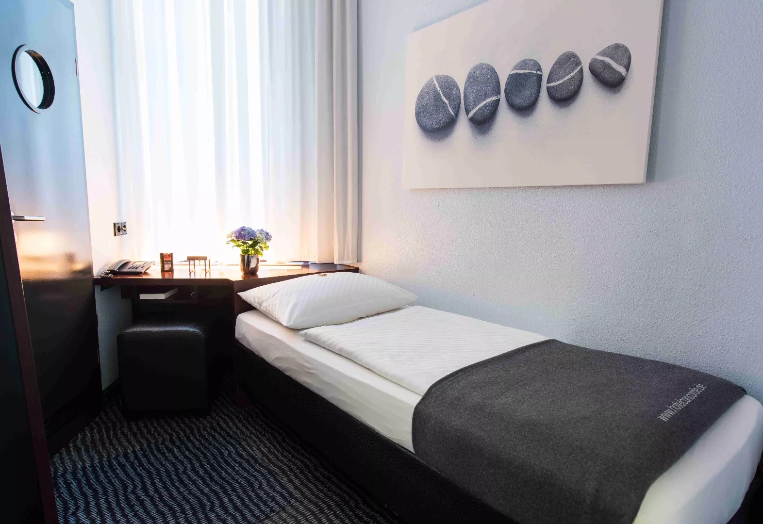 Concorde Hotel-Manja jednokrevetna soba.jpg