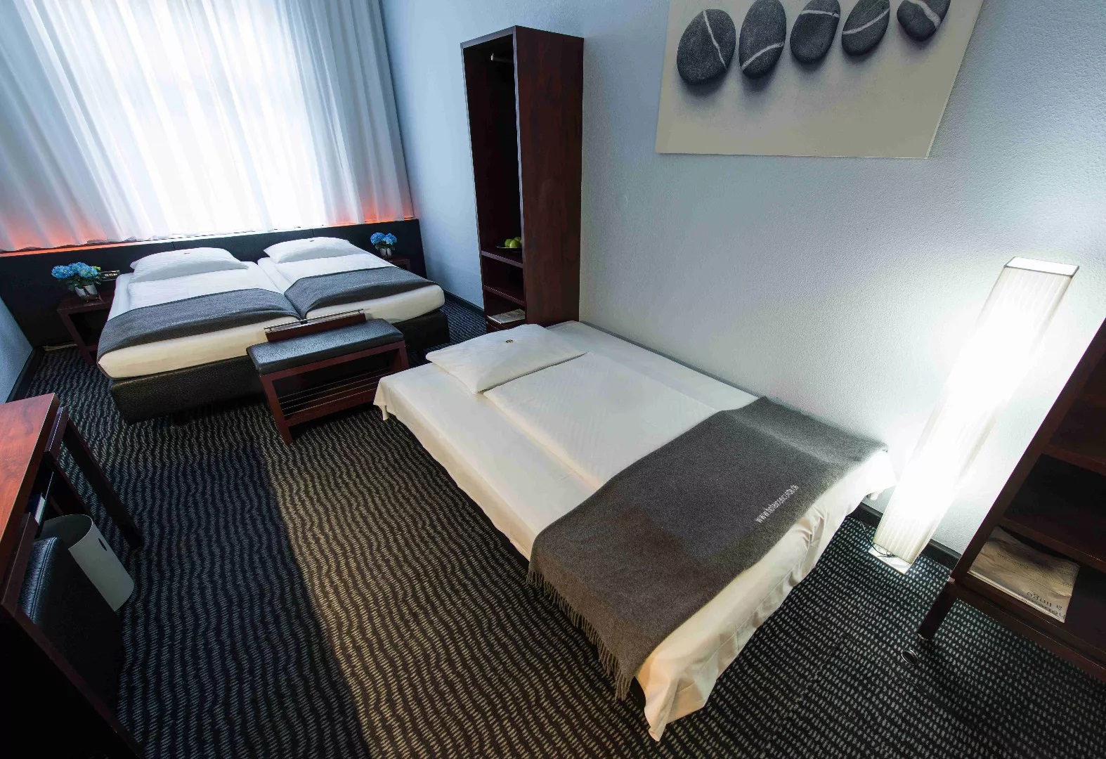 Hotel Concorde-Trokrevetna soba.jpg