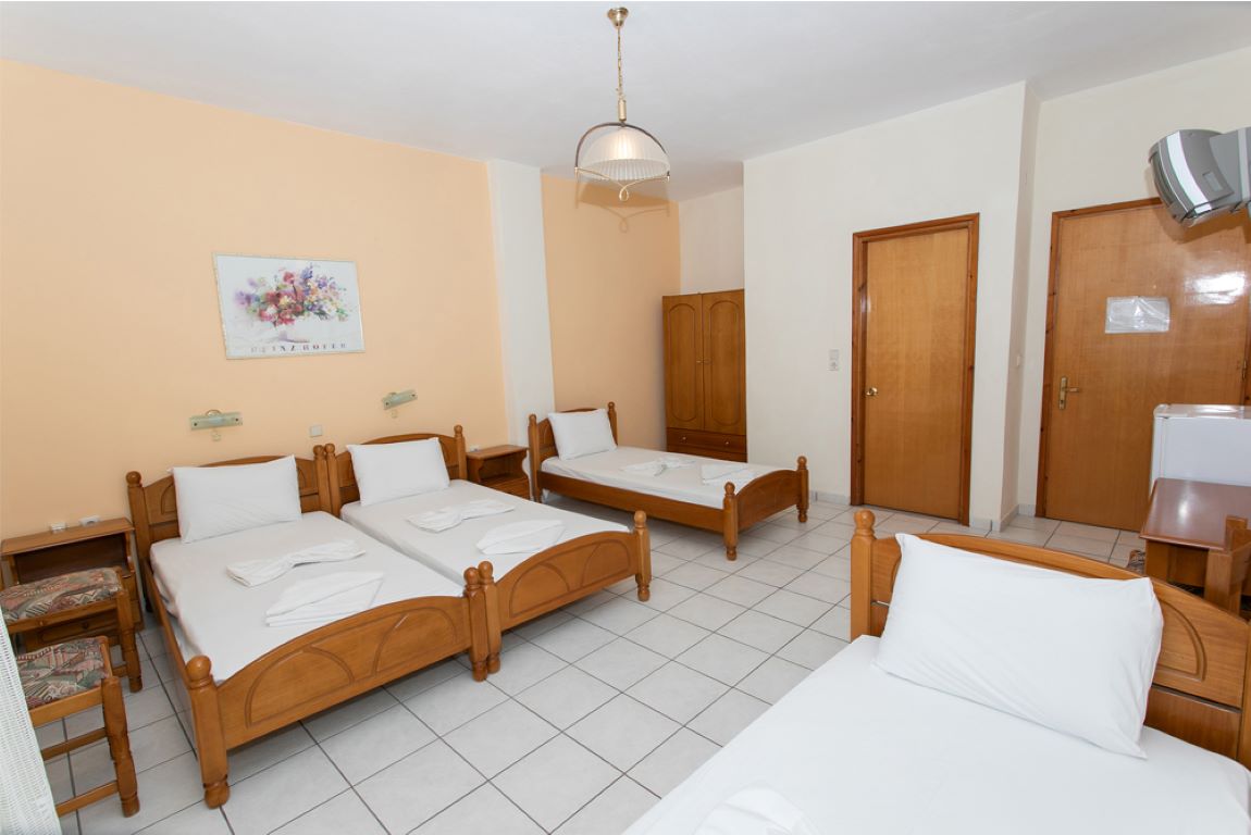 Eleni Hotel-Cetvorokrevetna soba.jpg