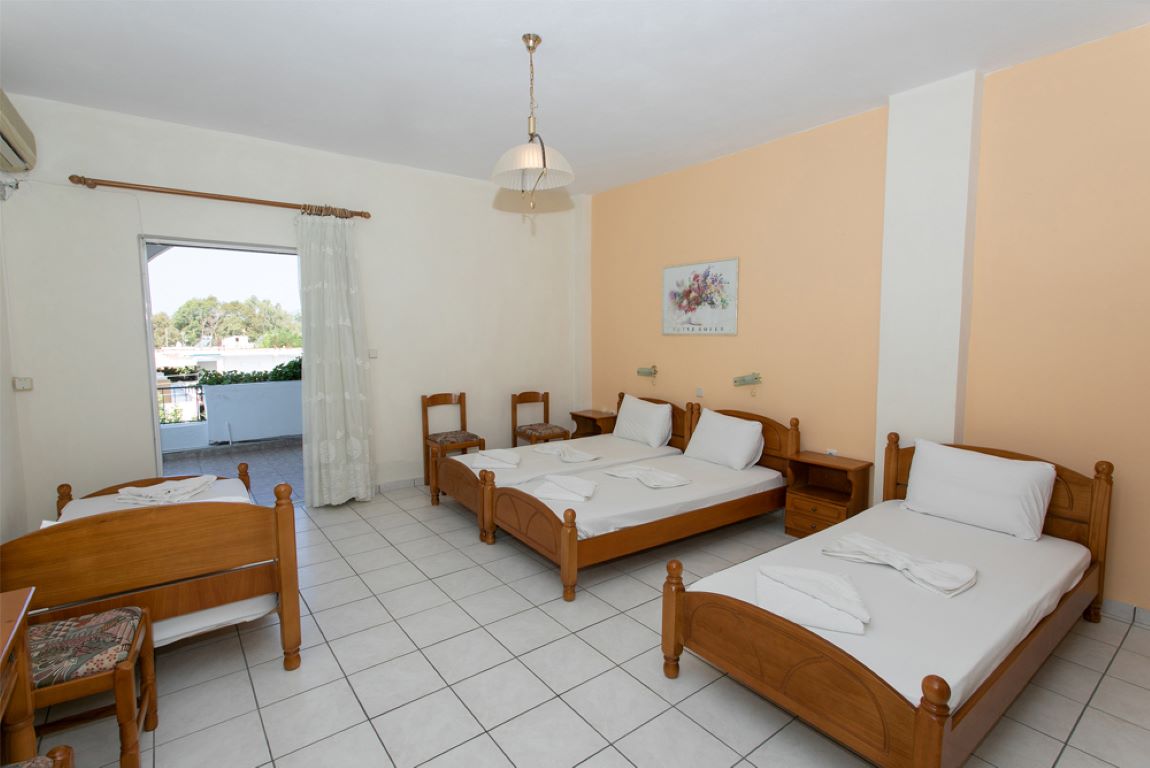 Hotel Eleni-Petokrevetna soba.jpg