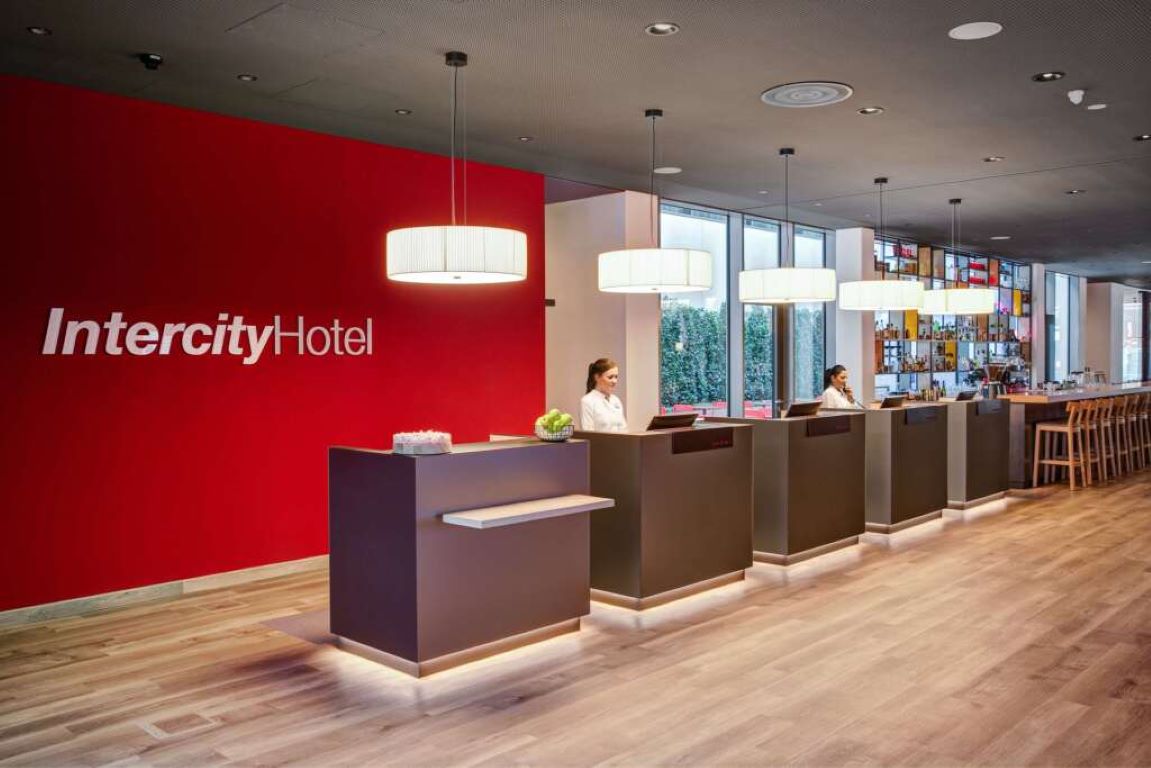 IntercityHotel Frankfurt Hauptbahnhof-Recepcija.jpg