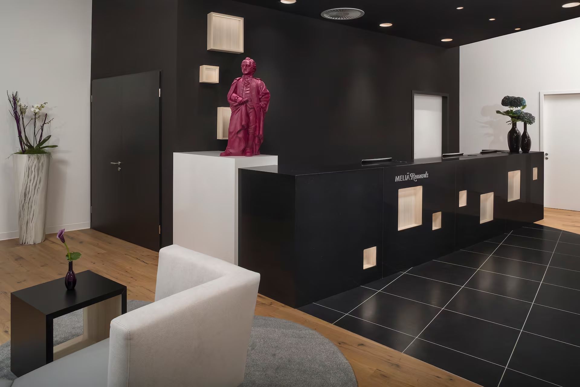 Innside by Melia Frankfurt Ostend-Recepcija.jpg