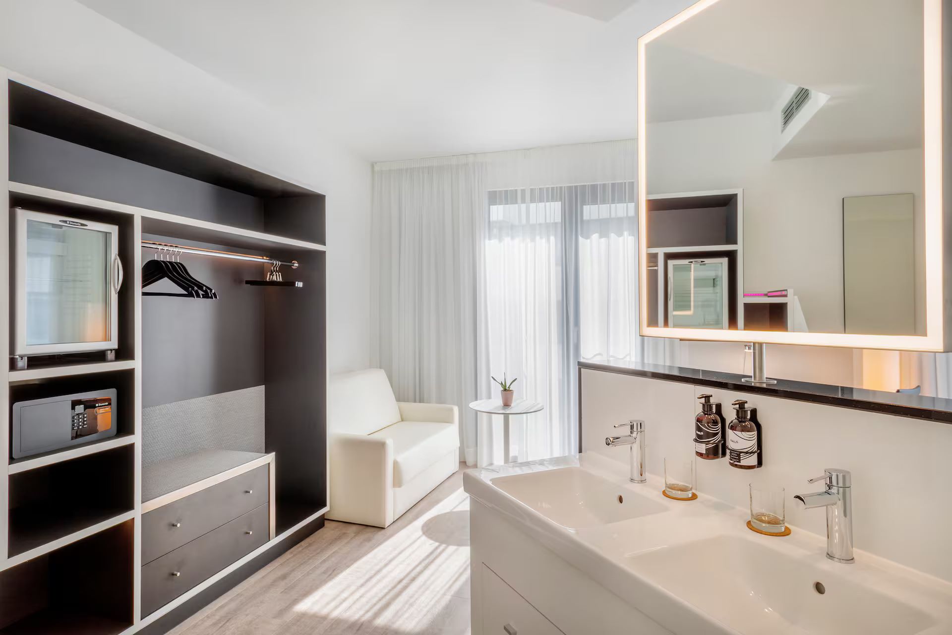 Innside by Melia Frankfurt Ostend-The Innside soba sa dodatnim prostorom.jpg