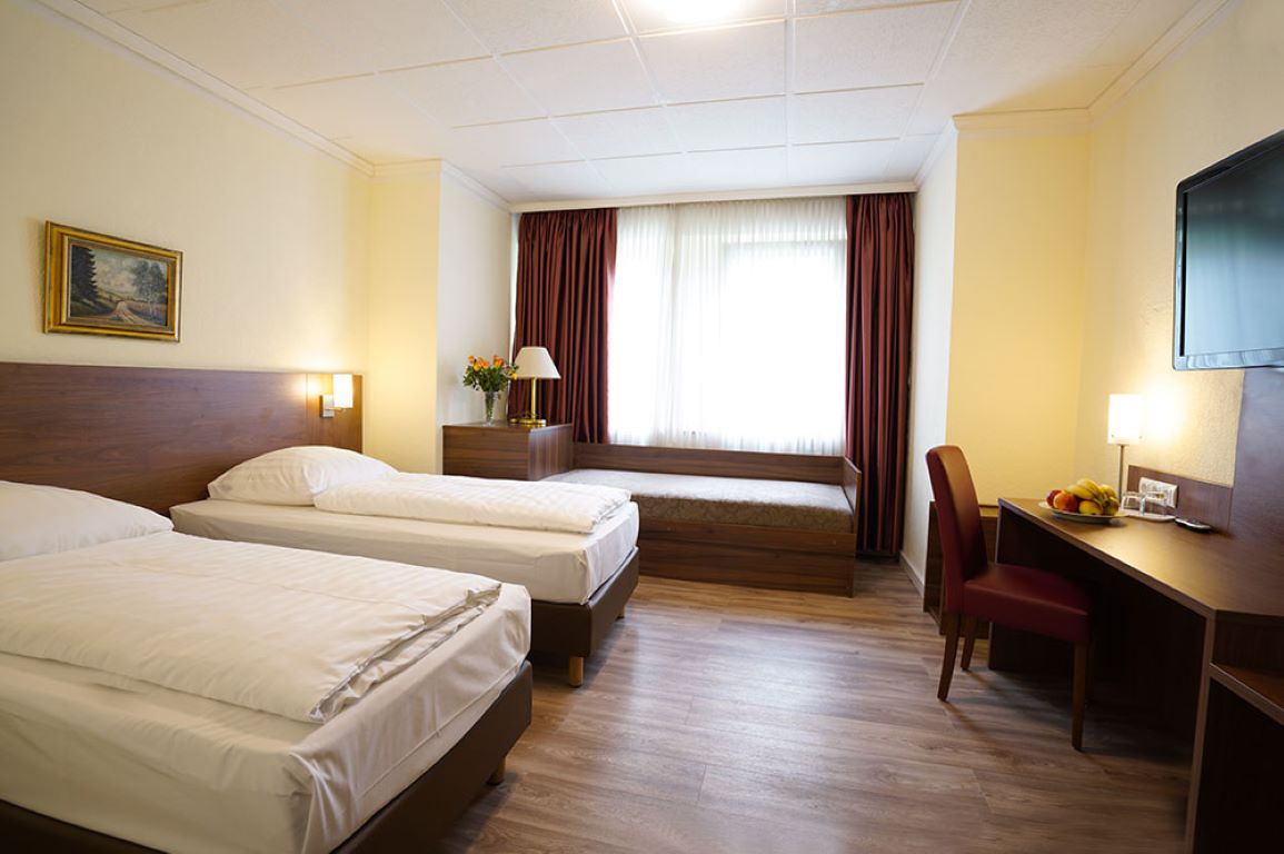 Schumacher Hotel-Trokrevetna soba.jpg