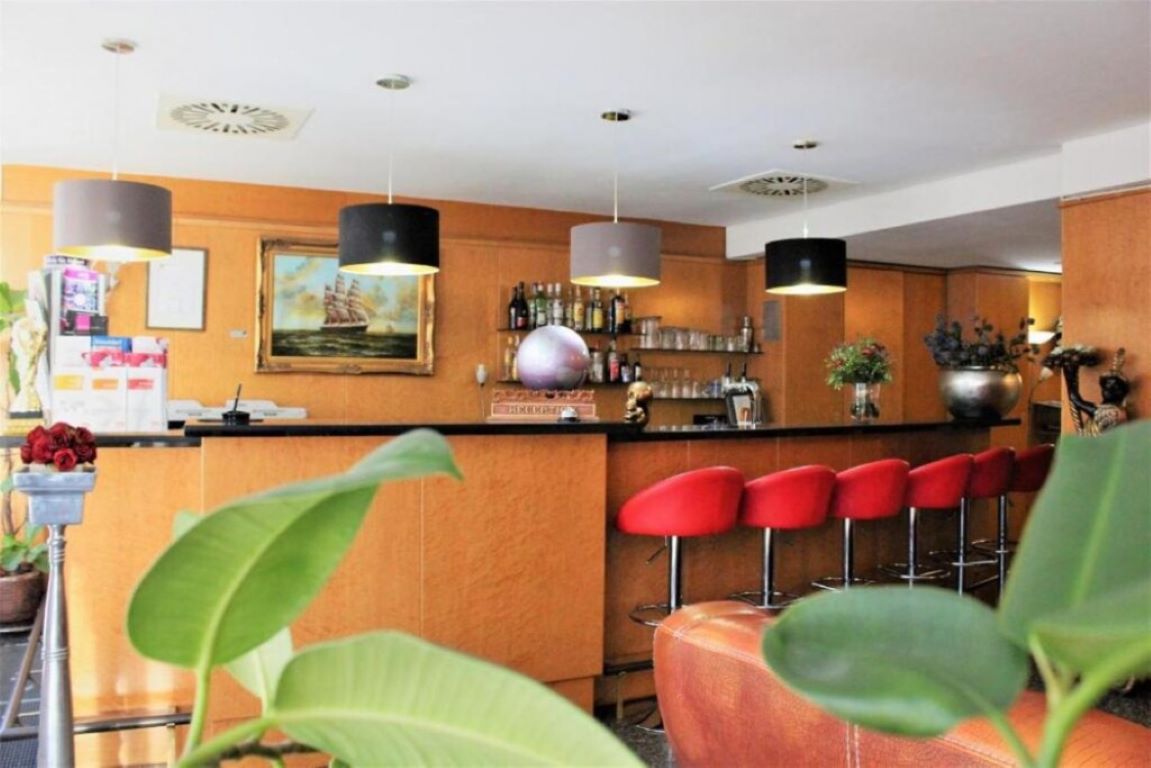 Rugs Hotel Dusseldorf-Bar.jpg