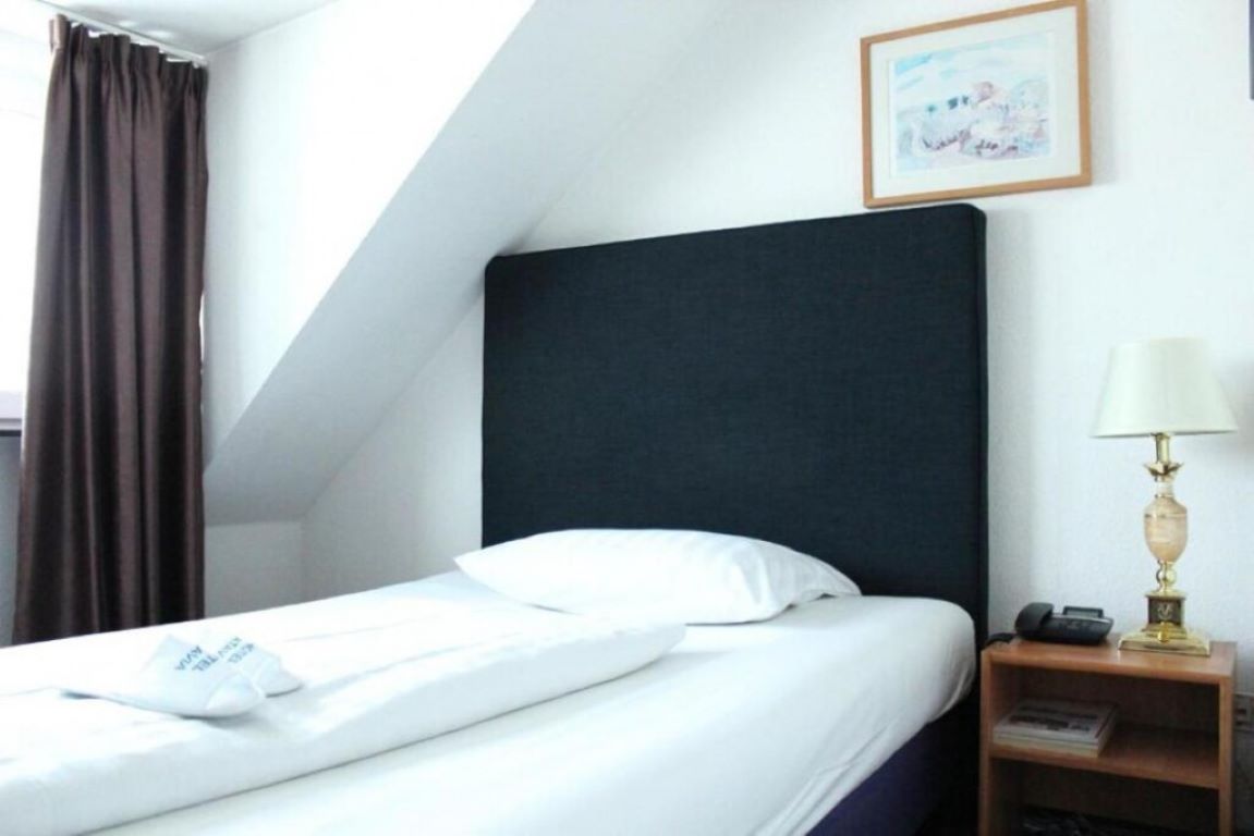 Rugs Hotel Dusseldorf-Jednokrevetna soba.jpg