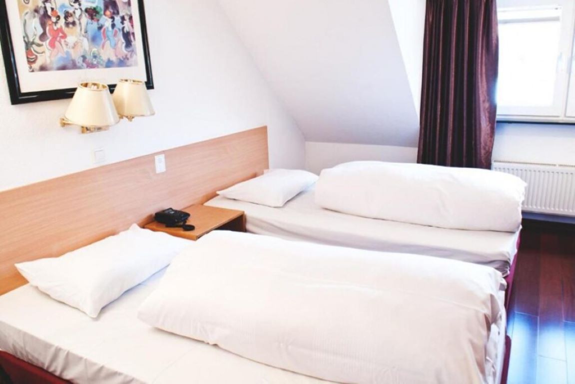 Rugs Hotel Dusseldorf-Standardna soba.jpg