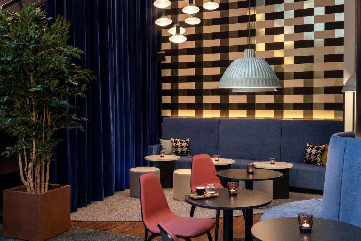 NH Dusseldorf City-Lobby.jpg