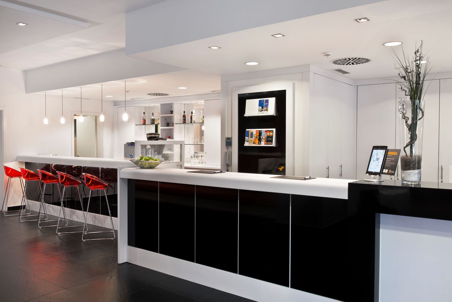 Wyndham Garden Dusseldorf City Centre Konigsallee-Recepcija i bar.jpg