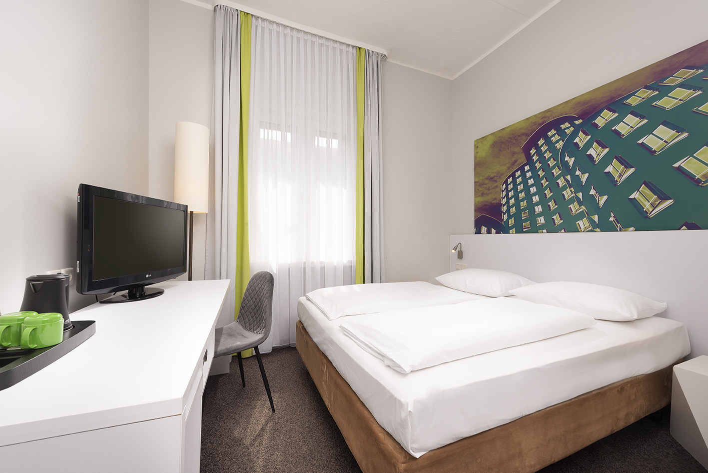 Wyndham Garden Dusseldorf City Centre Konigsallee-Standardna soba.jpg