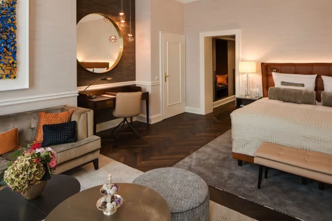 Steigenberger Icon Parkhotel Dusseldorf-Grand deluxe soba.jpg