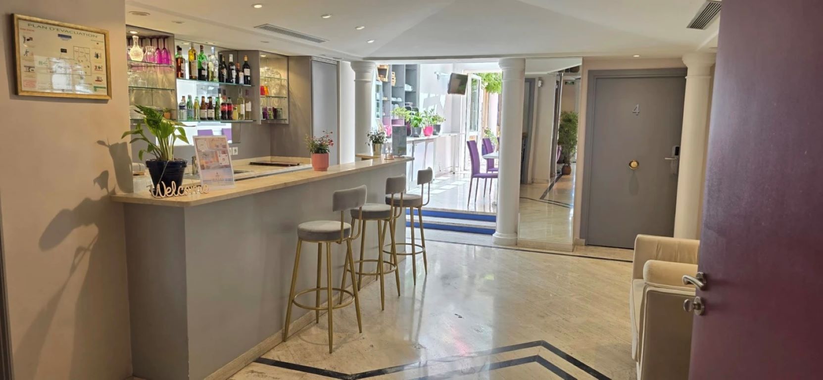 Hotel de la Fontaine-Bar.jpg