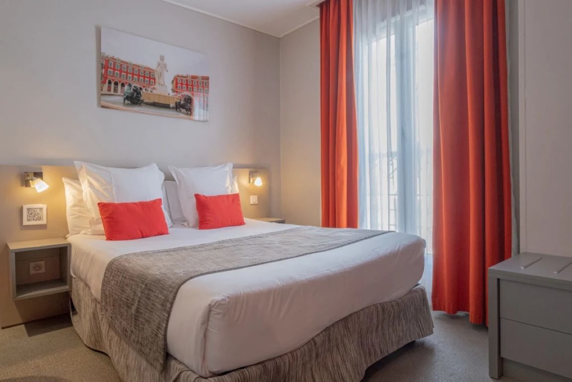 Hotel de la Fontaine-Standardna soba pogled grad.jpg