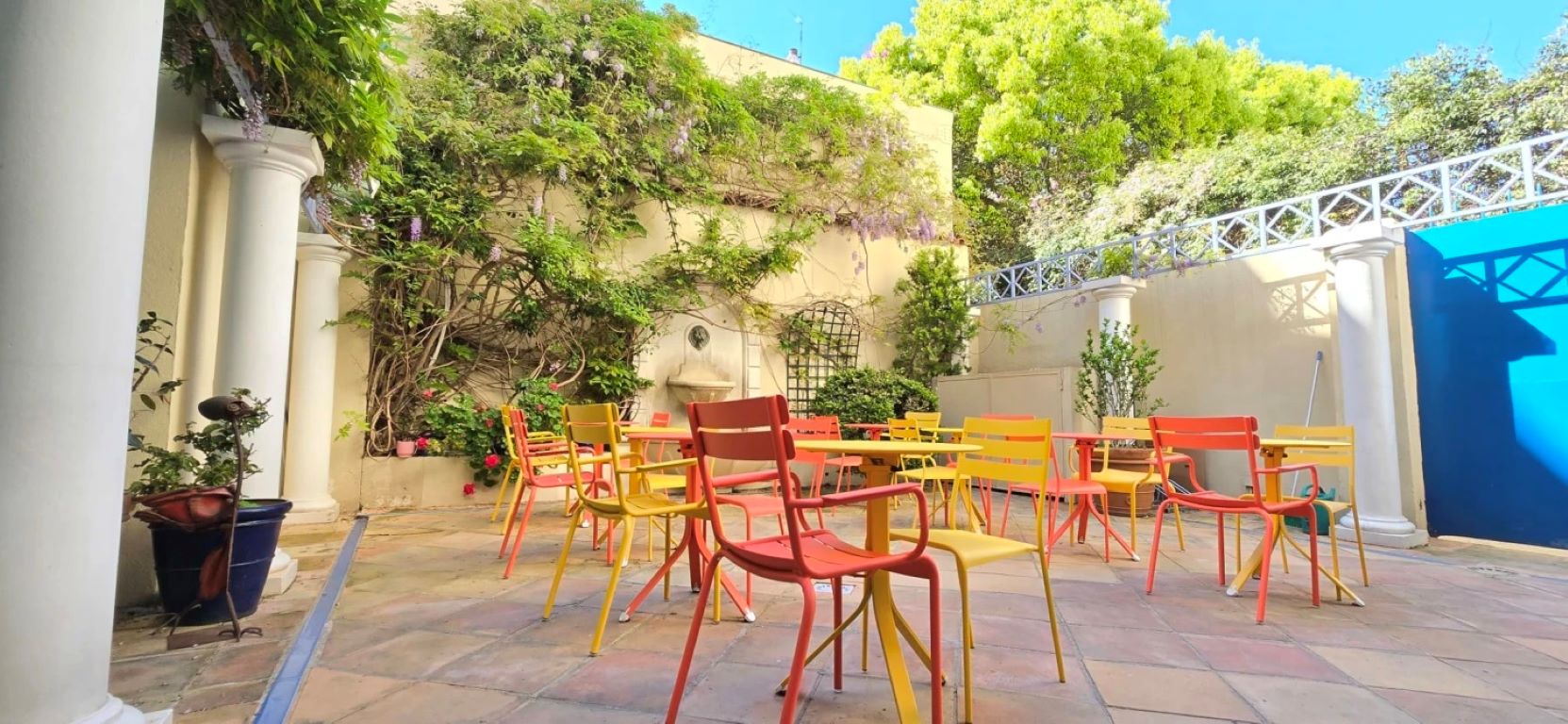 Hotel de la Fontaine-Terasa.jpg