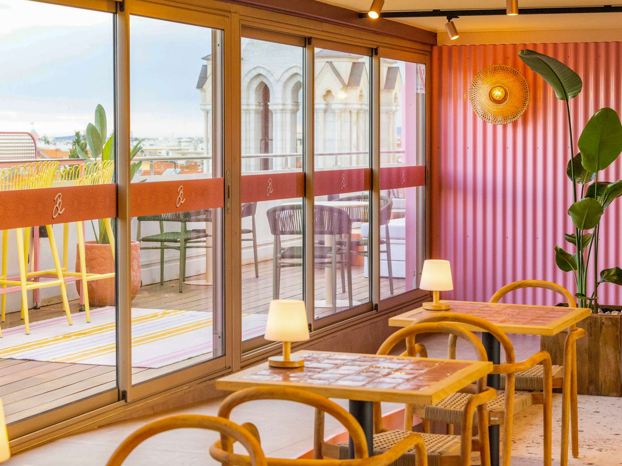 Mercure Nice Centre Notre Dame-Bar na krovu.jpg