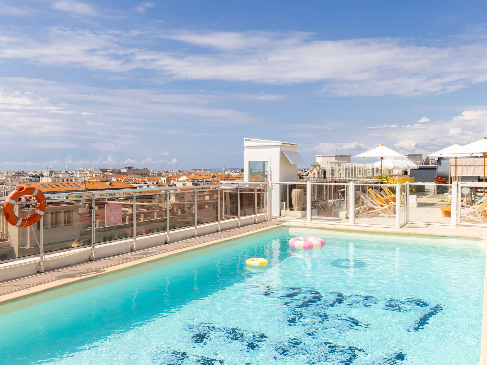 Mercure Nice Centre Notre Dame-Bazen na krovu.jpg
