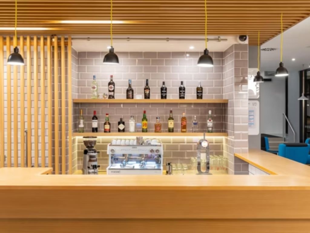 Holiday Inn Express Porto City Center-Bar.jpg