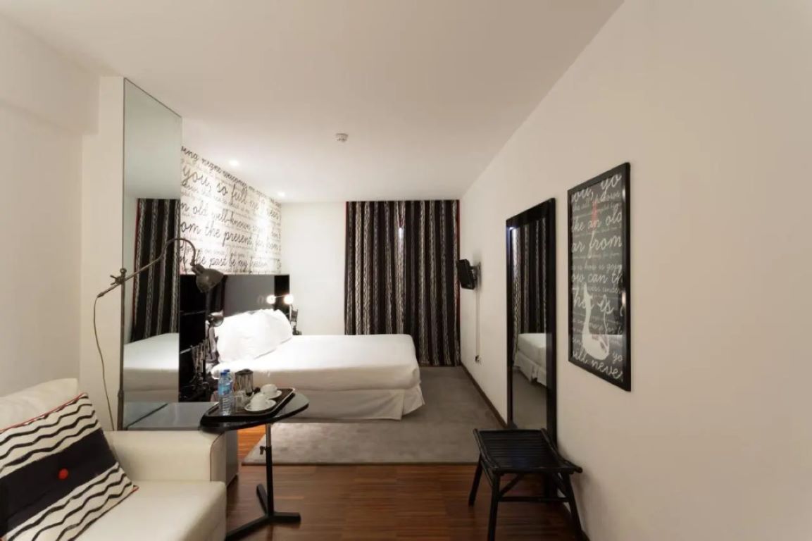 Hotel Porto Trindade-Standardna soba sa sofom.jpg