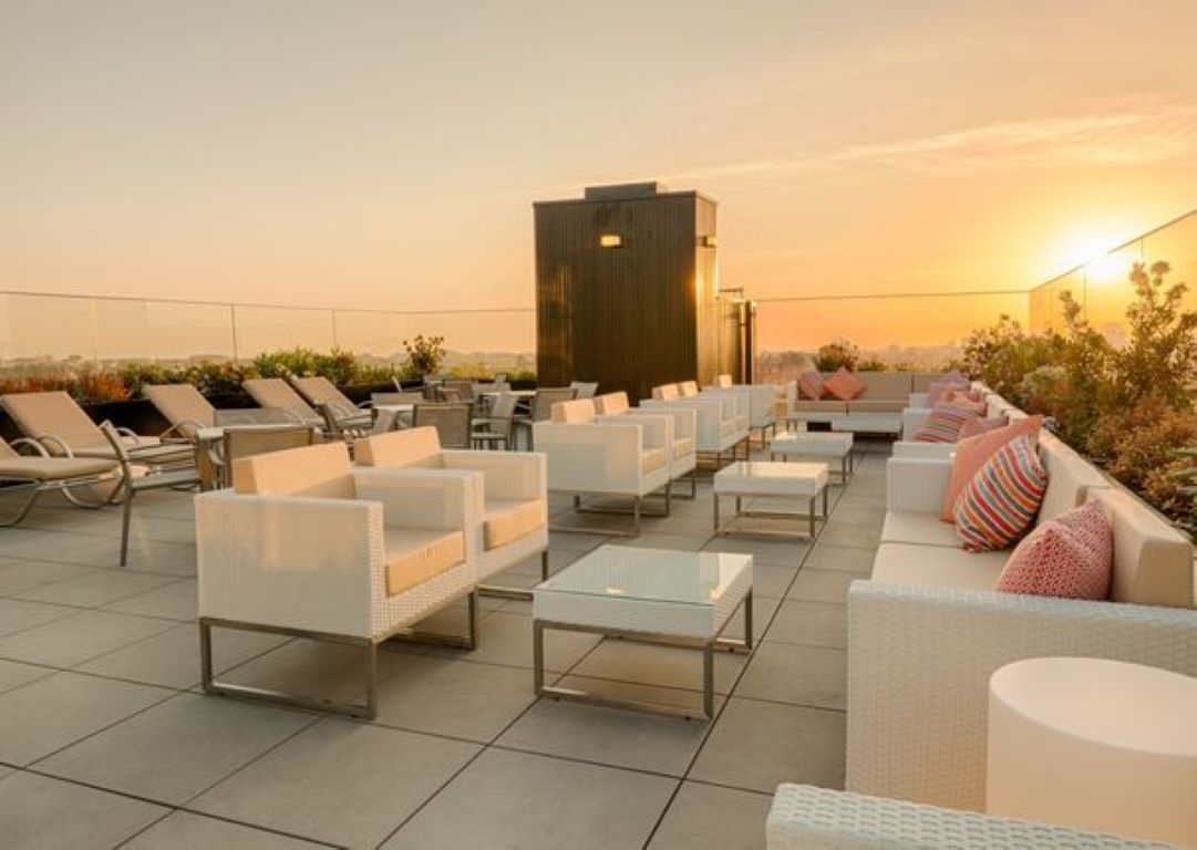 Hotel Premium Porto Downtown-Bar na krovu.jpg