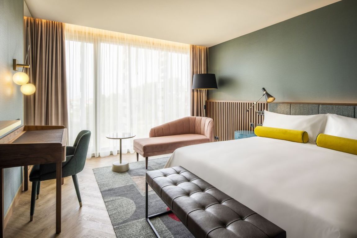 Hotel Renaissance Porto Lapa-Deluxe soba pogled grad.jpg