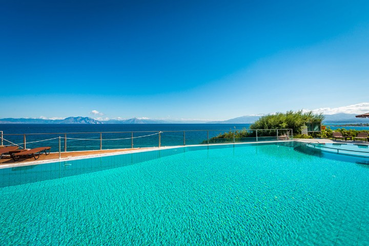 Niforeika Beach hotel bazen.jpg