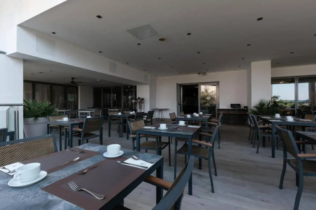 Tiara Holidays - Eurostars Queen of Montenegro - bar
