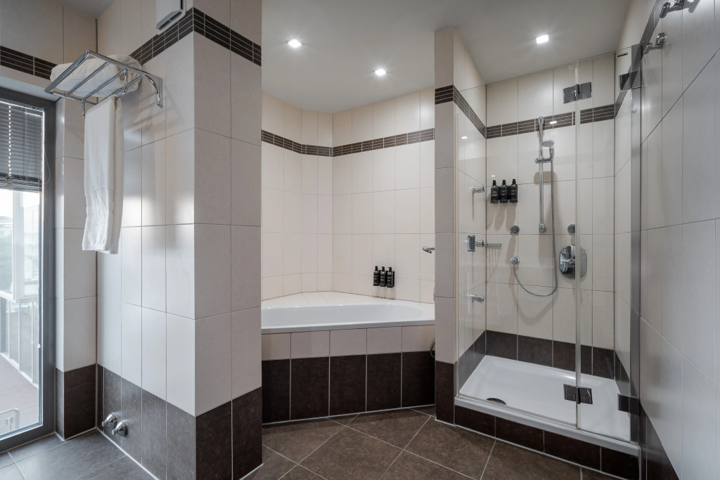 Tiara Holidays - Eurostars Queen of Montenegro - Junior Suite with Balcony - bathroom