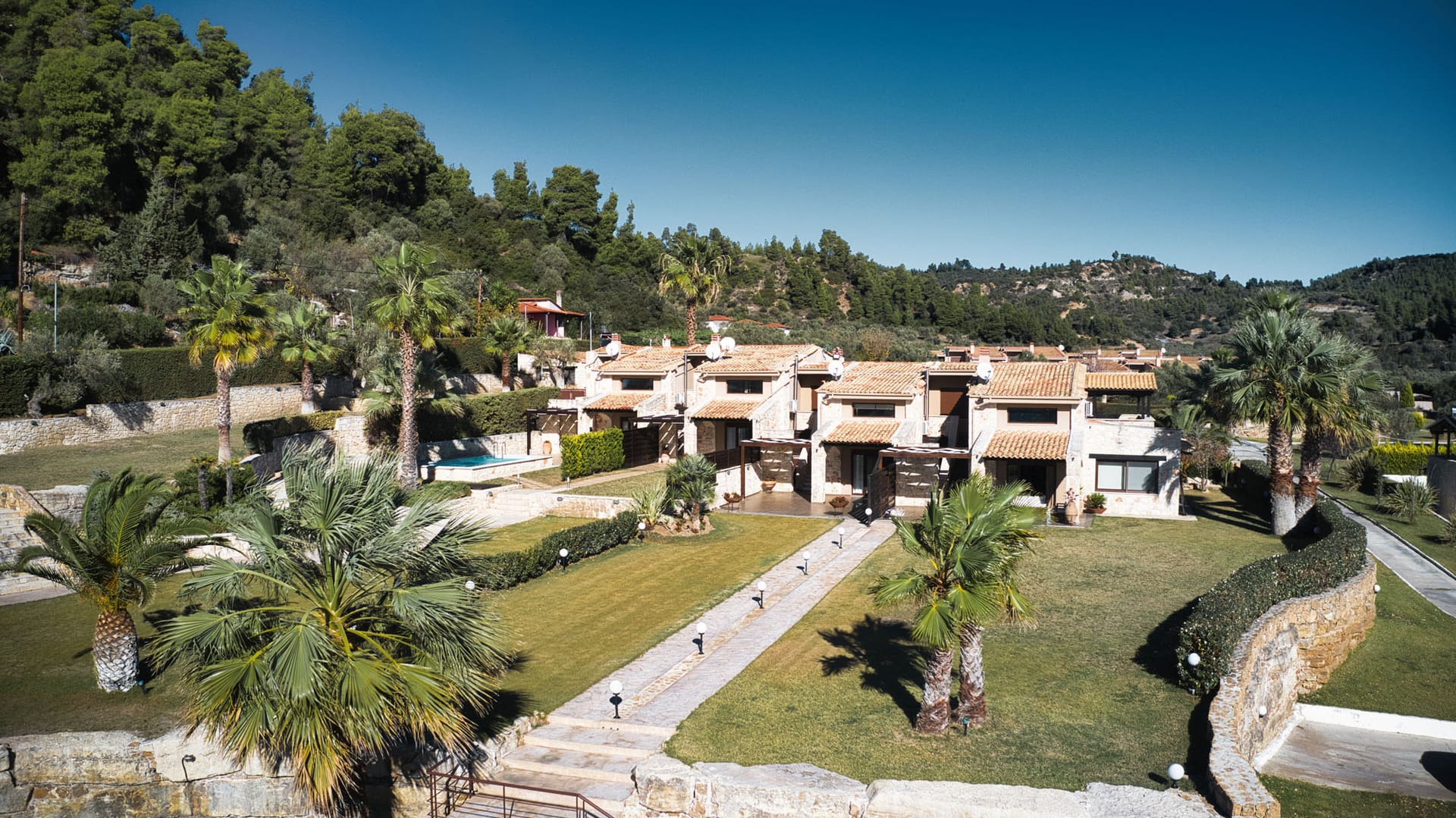 Tiara Holidays - Palmrise Luxury Villas - dvorište