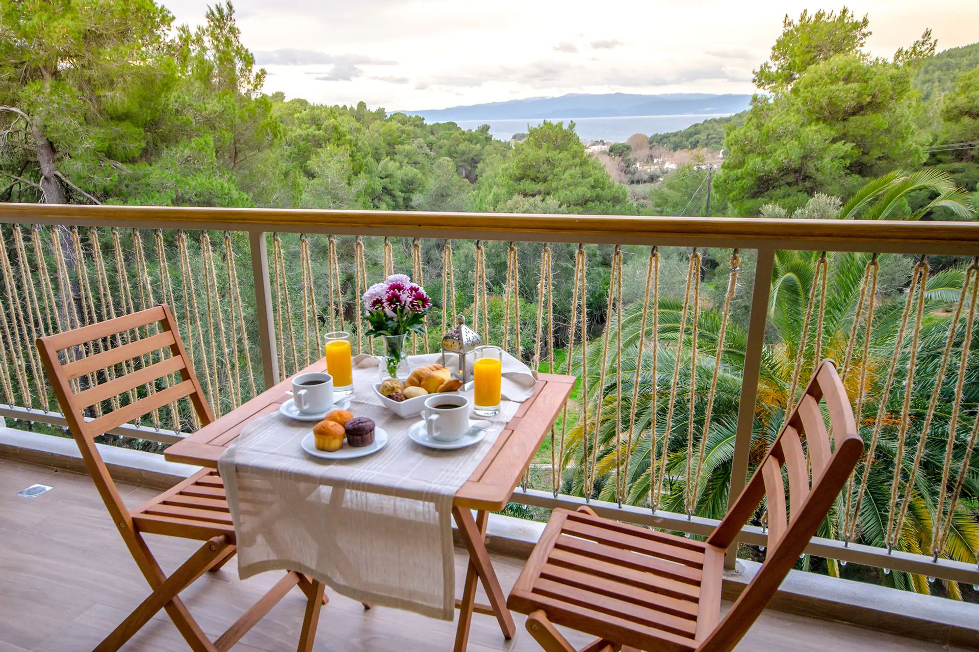 FOREST RESORT terasa pogled šuma