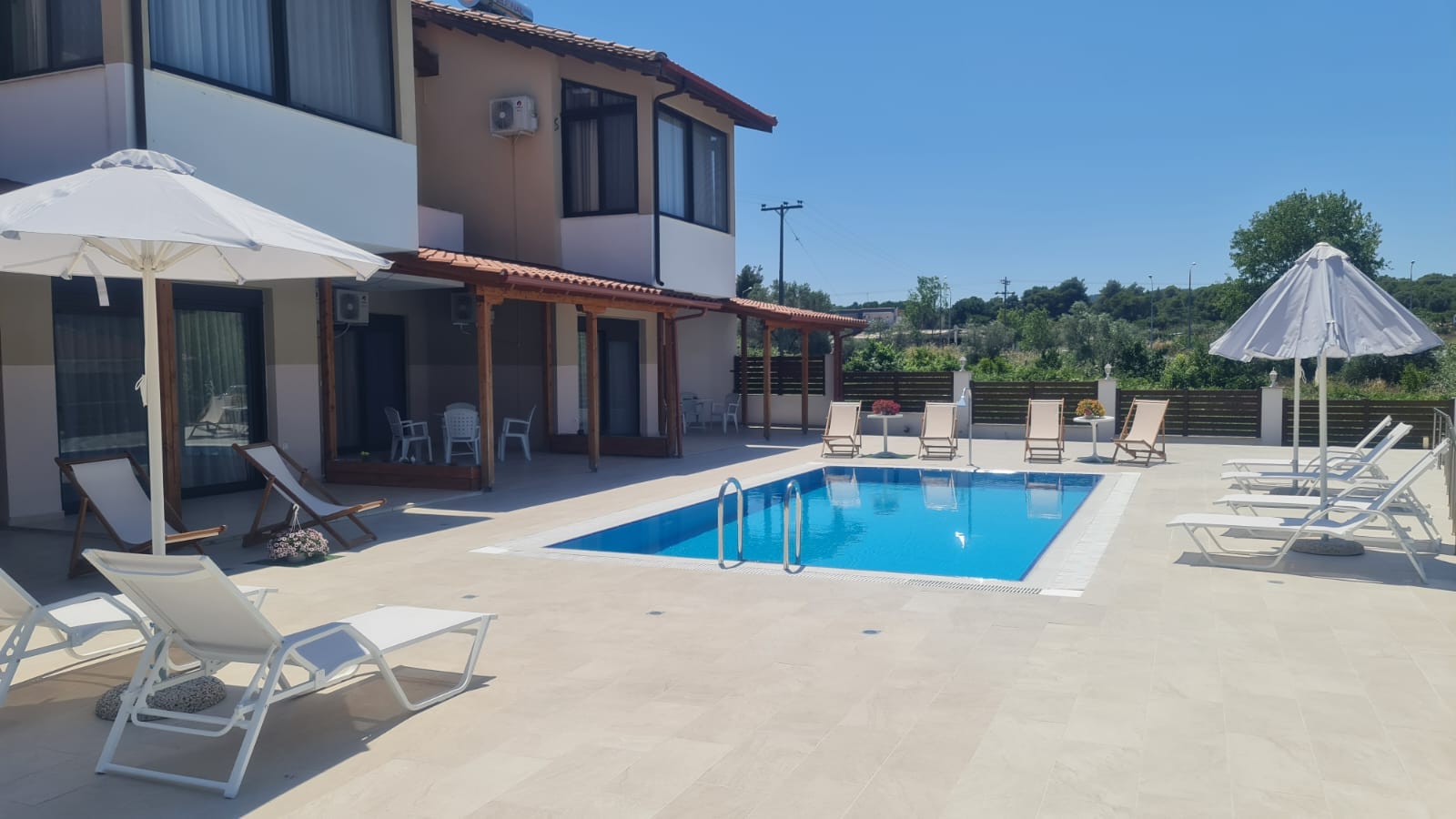 Tiara Holidays - Allegro Maisonettes - bazen i ležaljke
