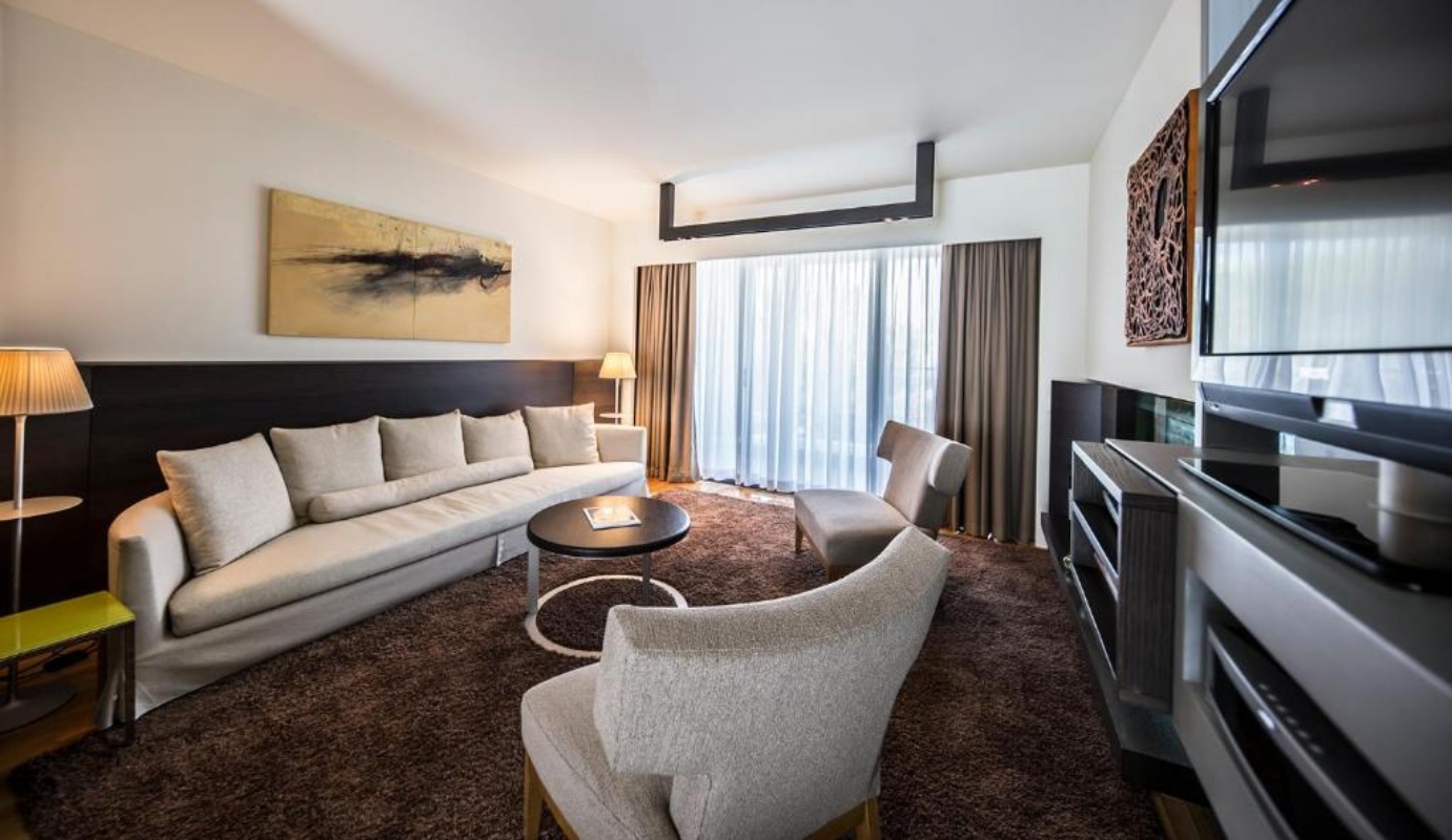 Hotel Nikopolis dnevni boravak precedničkog apartmana.jpg