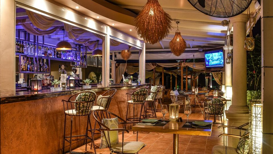 Aeolos Boutique Hotel & Suites bar