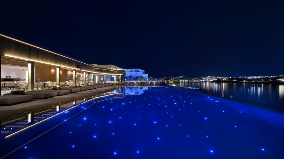 Aeonic Suites and Spa noću