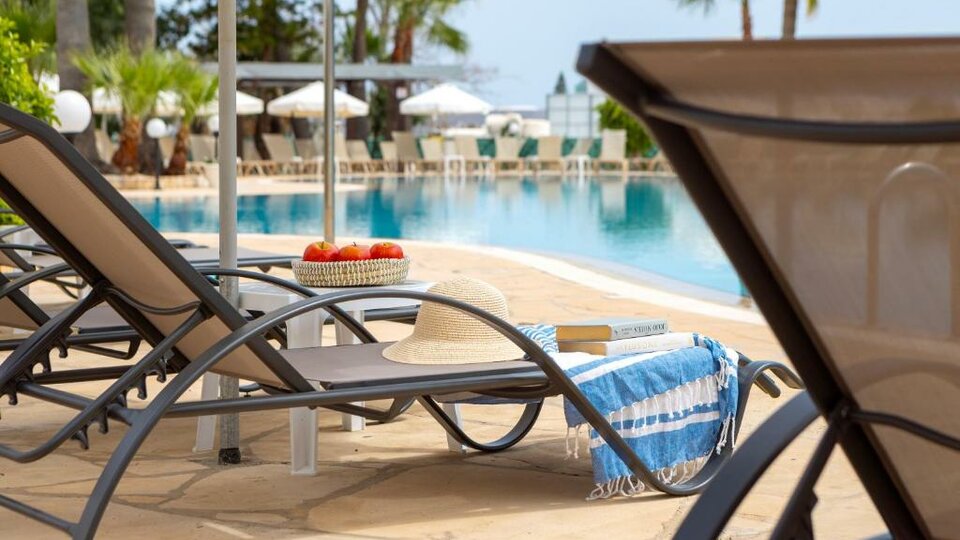 Antigoni Hotel Protaras ležaljke pored bazena