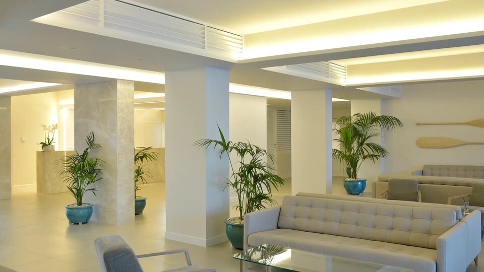 Sunrise Gardens lobi