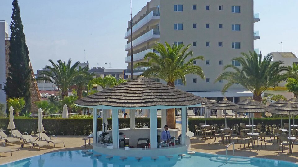 Sunrise Gardens bar