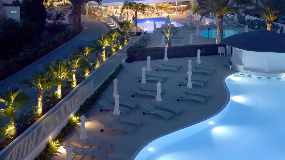 Sunrise Gardens bazen noću
