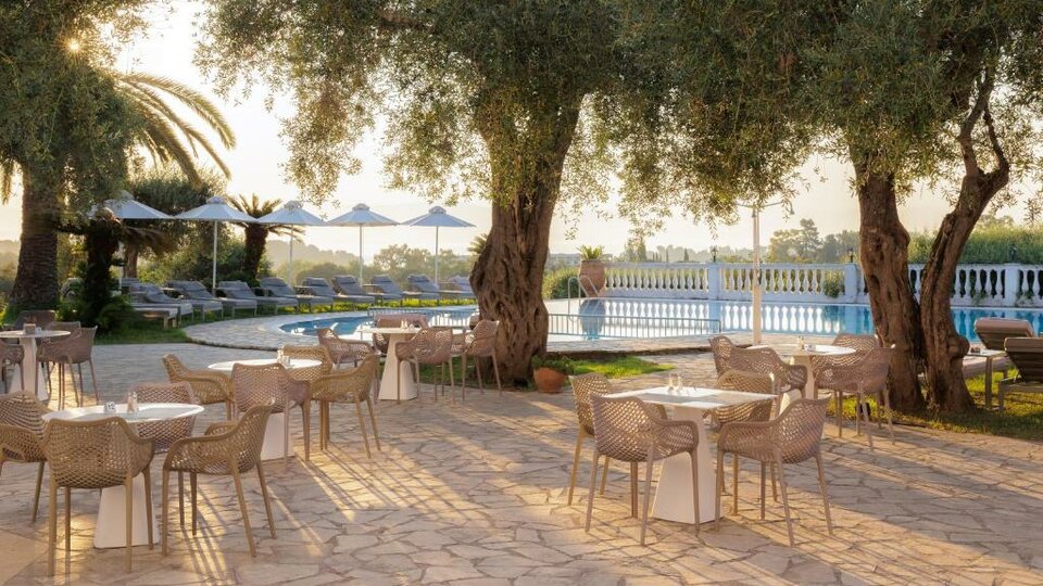 Paradise Hotel Corfu dvorište sa bazenom