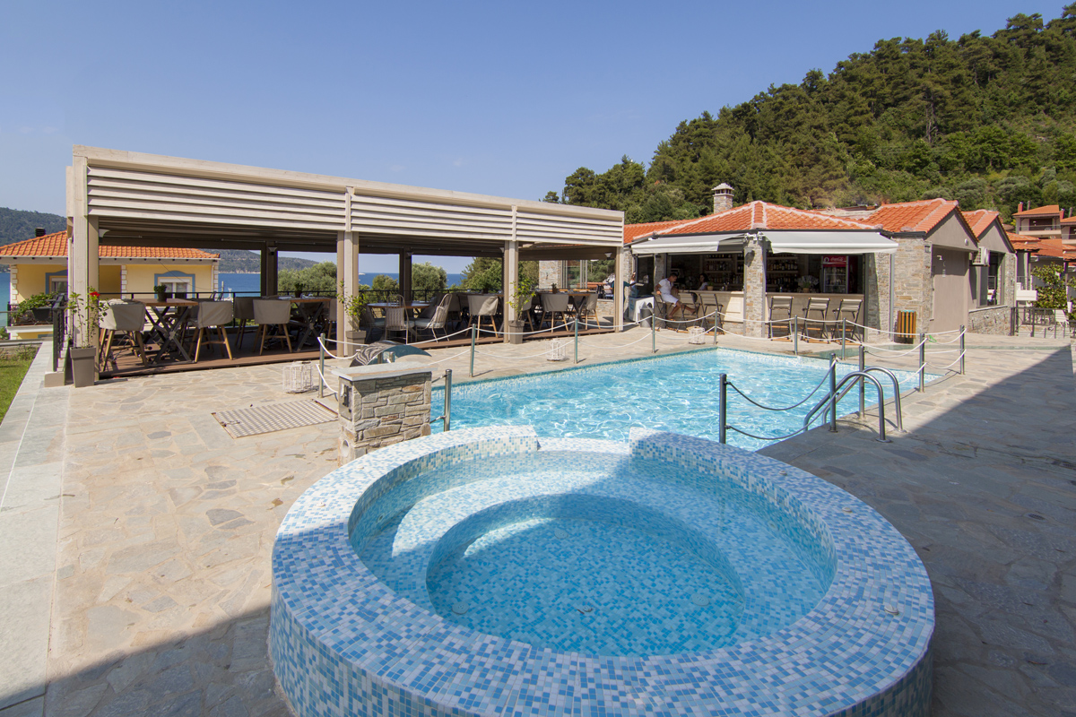 Hotel Ntinas Filoxenia bazen i bar.jpg