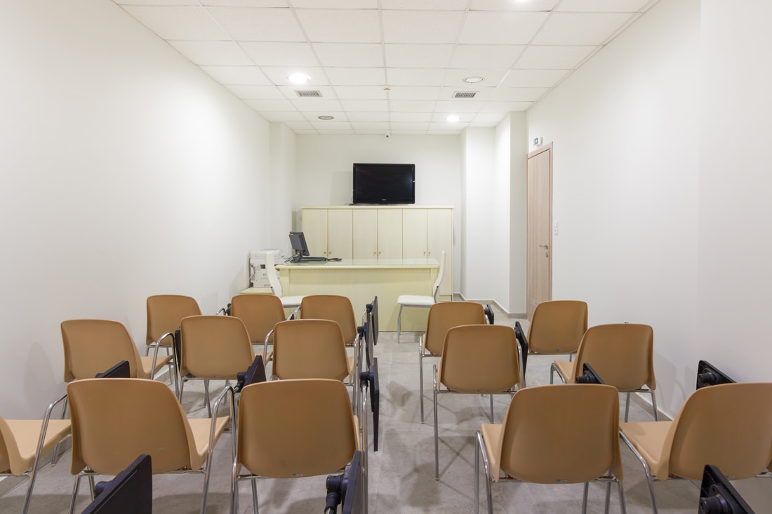 Hotel Ntinas Filoxenia prostorija za sastanke.jpg