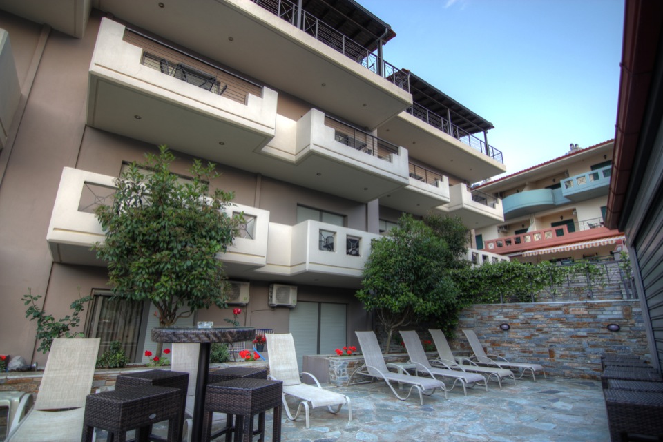 Hotel Ntinas Filoxenia sobe.jpg