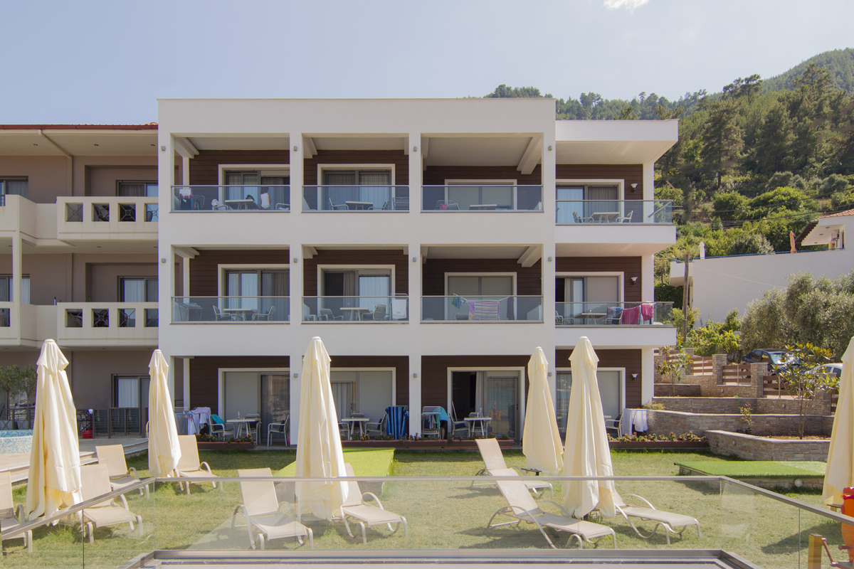 Hotel Ntinas Filoxenia spolja.jpg