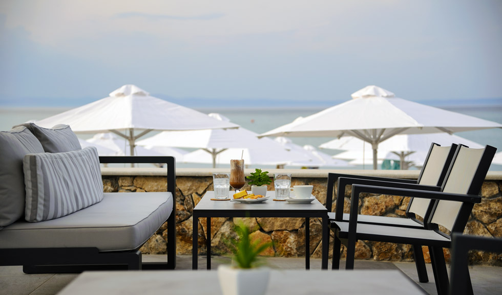 Hotel Ostria Sea Side bar na otvorenom.jpg