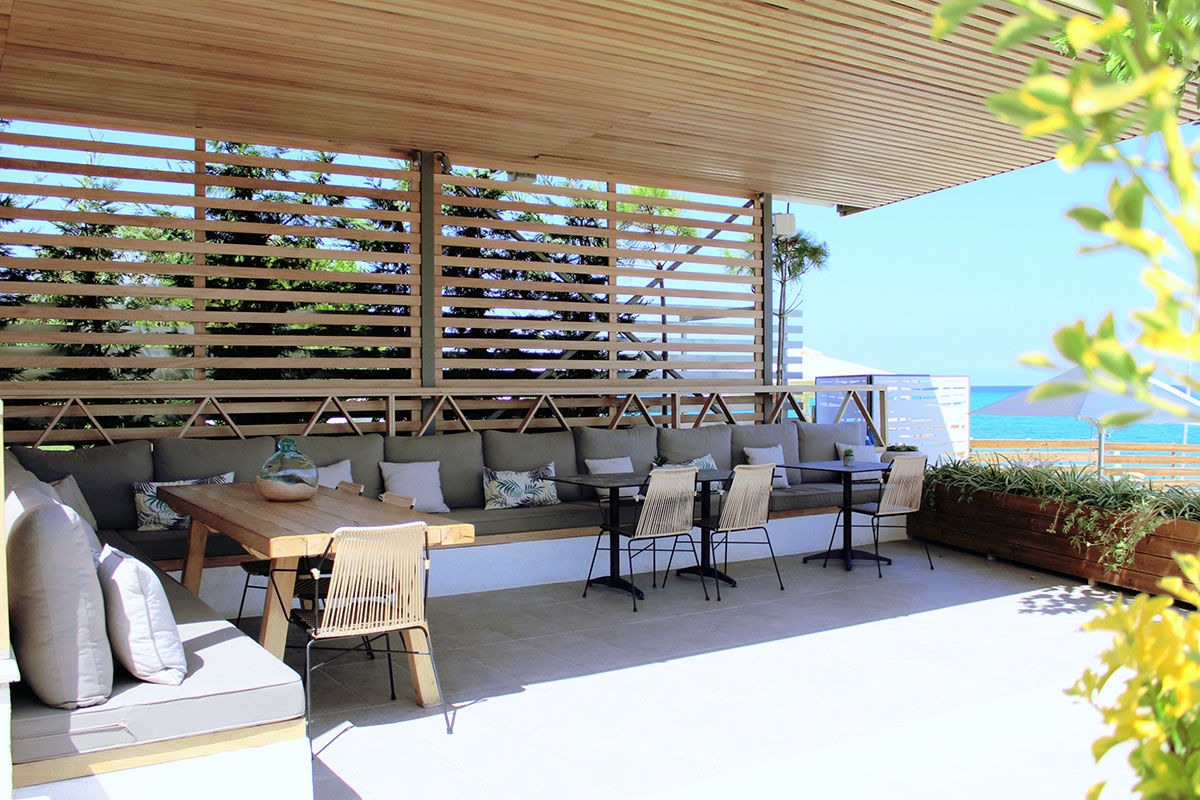 Hotel Ostria Sea Side bar napolju.jpg