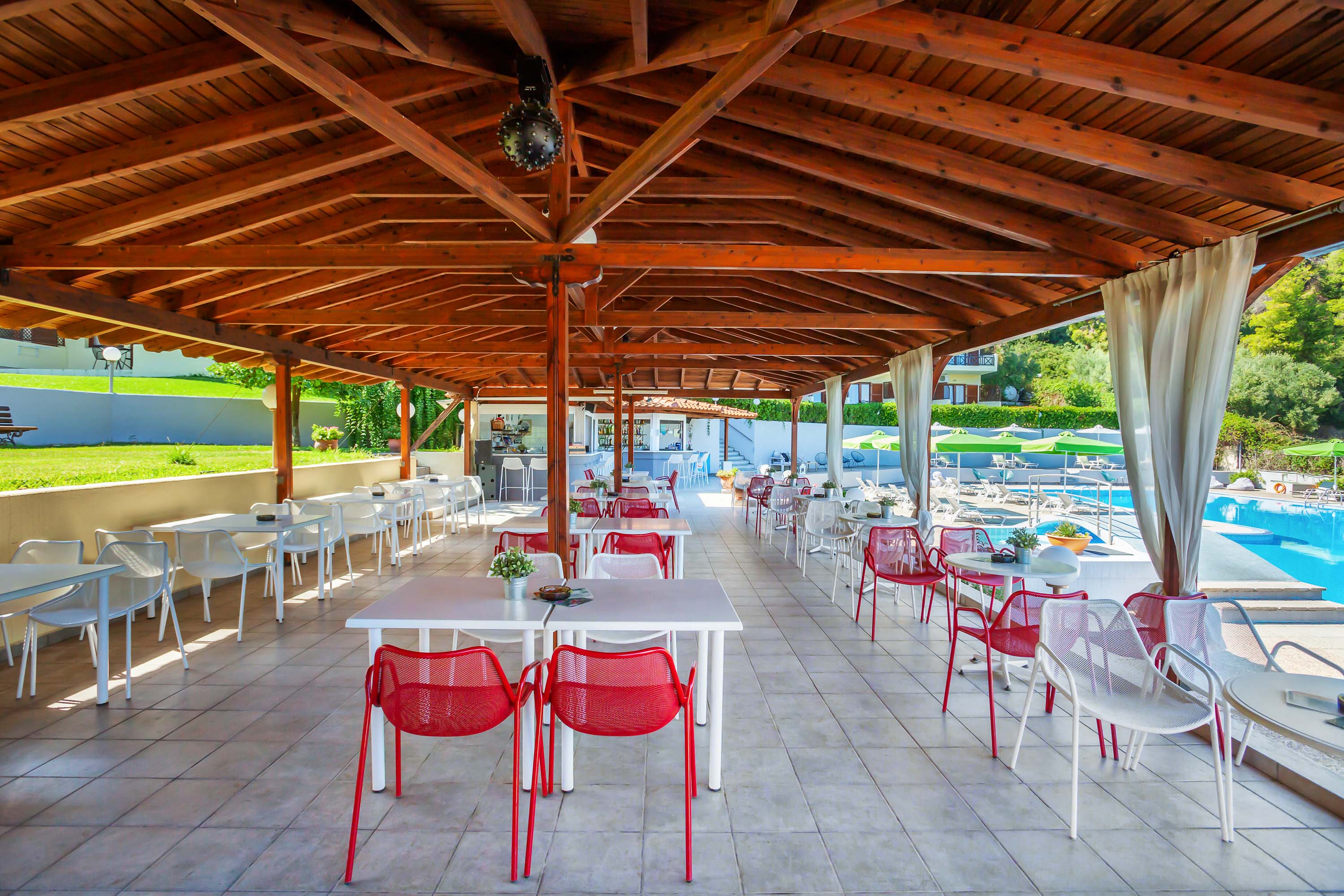 Hotel Palladium bar kod bazena.jpg